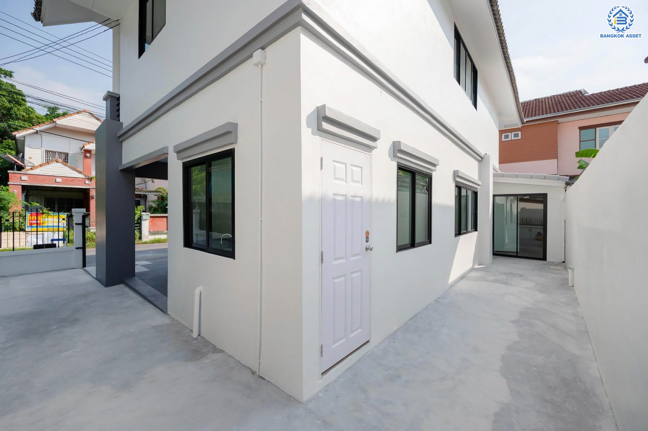 บ้านมือสองตกแต่งใหม่ โครงการ ซอยนวนิช ปากเกร็ด เนื้อที่ 45 ตร.ว. พื้นที่ใช้สอยมากกว่า 164.5 ตร.ม. พร้อมฟังก์ชัน 3 ห้องนอน 3 ห้องน้ำ 1 ห้องอเนกประสงค์ จอดรถได้ 1 คัน บนทำเลเมือง ใกล้เซ็นทรัลแจ้งวัฒนะ จุดขึ้นทางด่วน "แจ้งวัฒนะ" และรถไฟฟ้าสายสีชมพู "สถานีเลี่ยงเมืองปากเกร็ด"...